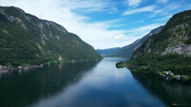 Avusturya 'daki Hallstatt Gölü üzerinde alçak uçuş
