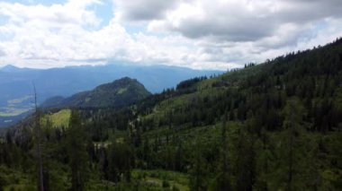 Mount Loser 'dan Avusturya Alpleri ve Aussee bölgesine hava manzarası