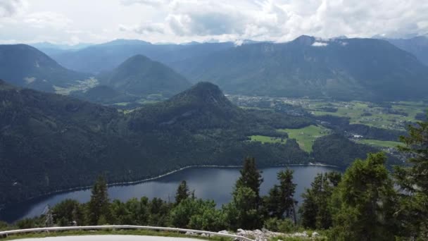 Uitzicht vanuit de lucht over de Oostenrijkse Alpen en de Aussee vanaf de berg Loser — Stockvideo