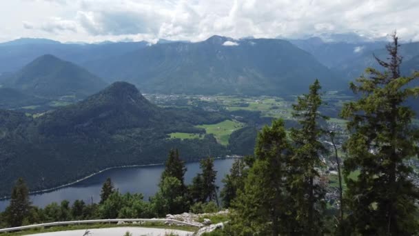 Vista aérea sobre los Alpes austríacos y el área de Aussee desde Mount Loser — Vídeos de Stock