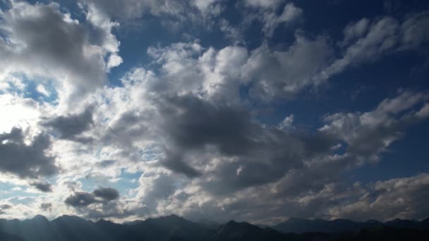 하늘을 대신할 구름 이 있는 아름다운 하늘 — 비디오