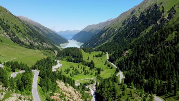 Vuelo a través del valle de Kaunertal en los Alpes austríacos - famoso glaciar en Austria — Vídeos de Stock