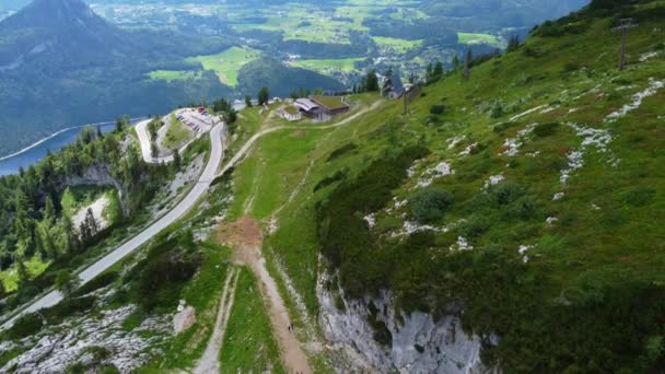 Uitzicht vanuit de lucht over de Oostenrijkse Alpen en de Aussee vanaf de berg Loser — Stockvideo