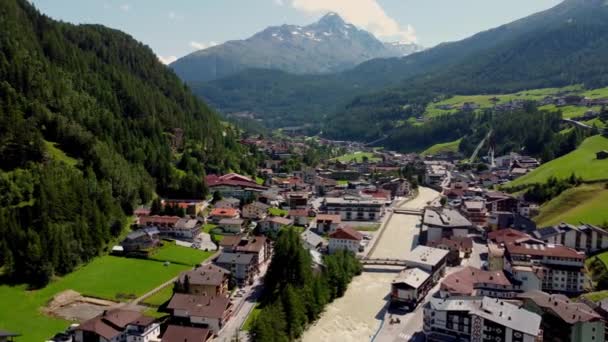 Vuelo sobre el pueblo de Soelden en Austria - Solden desde arriba — Vídeos de Stock