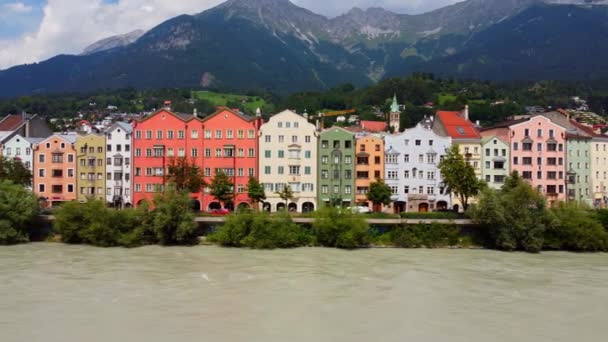 Die bunten Häuser am Inn in Innsbruck — Stockvideo