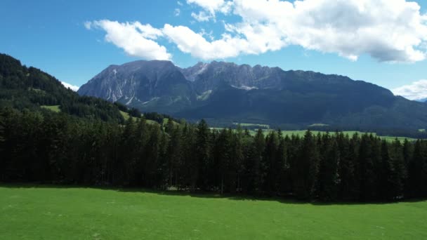 Paesaggio incredibile e paesaggio tipico in Austria - le Alpi austriache dall'alto — Video Stock