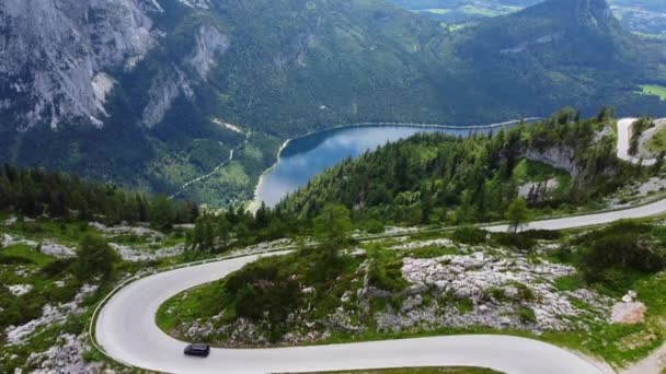 Uitzicht vanuit de lucht over de Oostenrijkse Alpen en de Aussee vanaf de berg Loser — Stockvideo