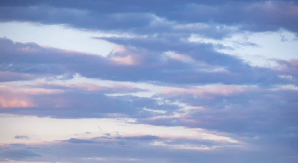 Fondo cielo de alta resolución con nubes para el reemplazo del cielo — Foto de Stock