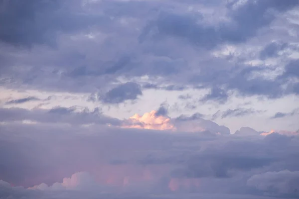 Fondo cielo de alta resolución con nubes para el reemplazo del cielo — Foto de Stock