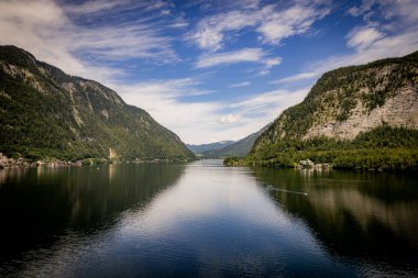 Avusturya 'nın ünlü Hallstatt Gölü Güneşli bir günde
