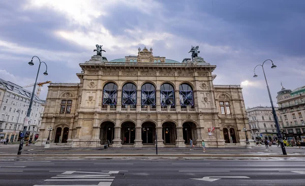 Budova Státní opery Vídeň v centru města - VÍDEŇ, RAKOUSKO, EVROPA - 1. srpna 2021 — Stock fotografie