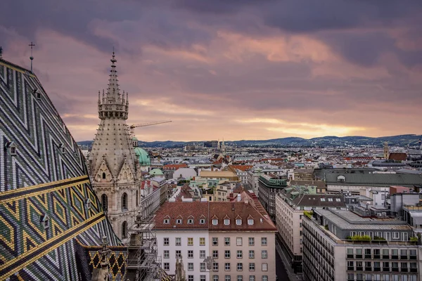 Blick über die Stadt Wien von der Spitze des Stephansdoms - WIEN, ÖSTERREICH, EUROPA - 1. AUGUST 2021 — Stockfoto