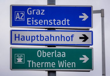 Viyana 'da yön işaretleri - Vienna, AUSTRIA, Avrupa - 1 AĞUSTOS, 2021