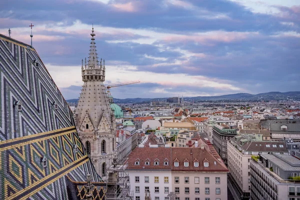 Vista sobre a cidade de Viena a partir do topo da Catedral de St Stephans — Fotografia de Stock