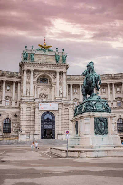 El Palacio Imperial de Hofburg de Viena - el monumento más famoso de la ciudad - VIENA, AUSTRIA, EUROPA - 1 DE AGOSTO DE 2021 —  Fotos de Stock