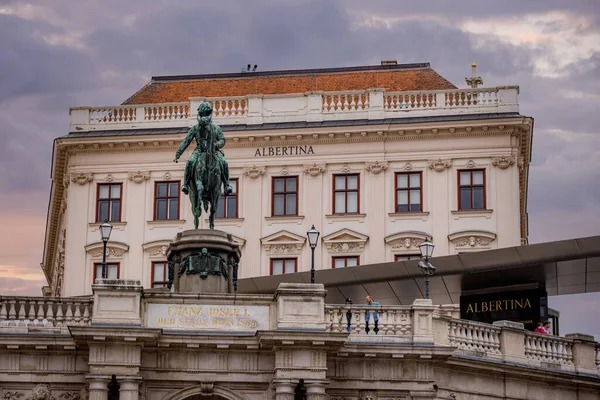 Albertina Museum in Wien - WIEN, ÖSTERREICH, EUROPA - 1. AUGUST 2021 — Stockfoto