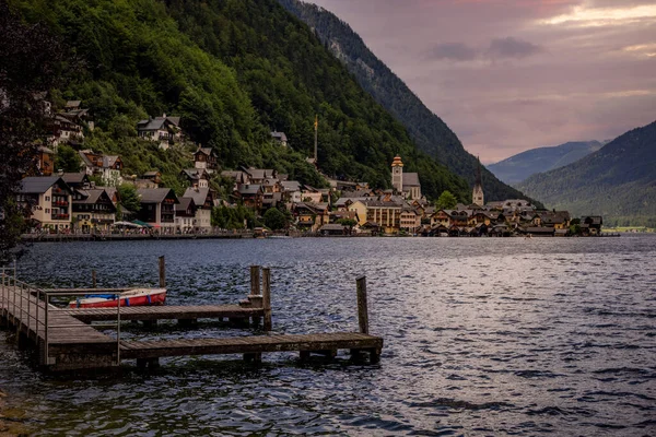Magnifique lac Hallstatt dans les Alpes autrichiennes — Photo