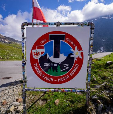 Avusturya Alpleri 'ndeki Timmelsjoch Yüksek Alp Yolu' nun tepesinde Passo Rombo - TiMELSJOCH, AUSTRIA, EUROPE - 28 Temmuz 2021