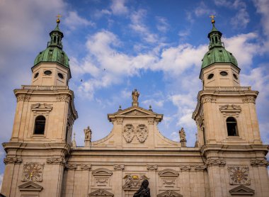 Eski kasabadaki Salzburg Katedrali