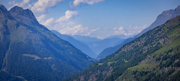 Herrlicher Panoramablick über die Berge in den österreichischen Alpen — Stockfoto