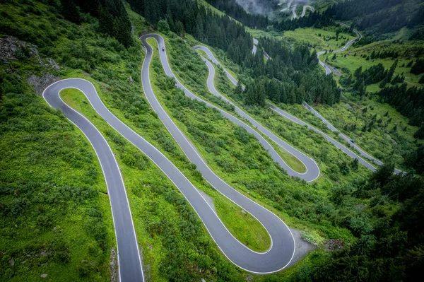 A Silvretta High Alpine Road kanyarodási útja Ausztriában Montafonban — Stock Fotó