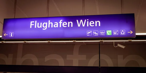 Bécsi repülőtér VIE - VIENNA, AUSZTRIA, EURÓPA - AUGUST 1, 2021 — Stock Fotó