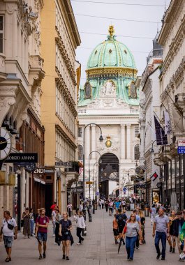 Viyana 'da Viyana İmparatorluk Sarayı manzaralı yaya bölgesi - VIENNA, AUSTRIA, EUROPE - 1 AĞUSTOS 2021