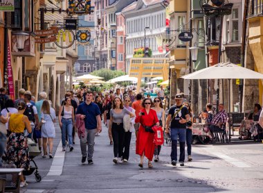 Innsbruck şehrinin kalabalık eski kasabası - INNSBRUCK, AUSTRIA, EUROPE - 29 Temmuz 2021