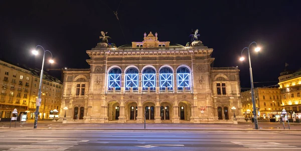 Wiener Staatsoper im Stadtzentrum - WIEN, ÖSTERREICH, EUROPA - 1. AUGUST 2021 — Stockfoto