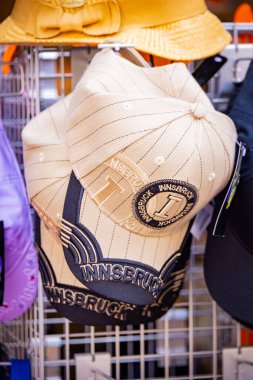 Innsbruck 'tan hatıra olarak şapkalar - INNSBRUCK, AUSTRIA, EUROPE - 29 Temmuz 2021