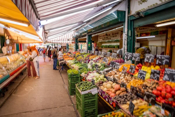 Viennas mercado mais conhecido chamado Naschmarkt - VIENNA, ÁUSTRIA, EUROPA - 1 de agosto de 2021 — Fotografia de Stock