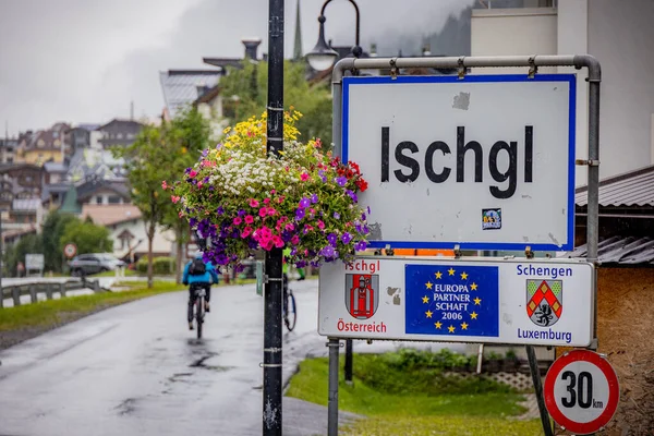 Famosa região de esportes de inverno na Áustria - A aldeia de Ischgl - ISCHGL, ÁUSTRIA, EUROPA - 5 de agosto de 2021 — Fotografia de Stock