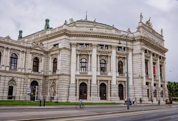 Famoso Burgtheater de Viena - el Teatro Nacional de la ciudad - VIENA, AUSTRIA, EUROPA - 1 DE AGOSTO DE 2021 —  Fotos de Stock