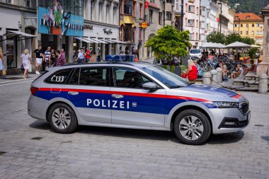 Innsbruck şehrindeki Avusturya Polis Aracı - INNSBRUCK, AUSTRIA, EUROPE - 29 Temmuz 2021
