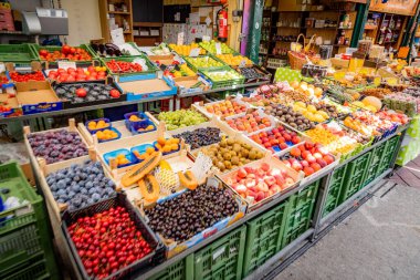 Viyana 'nın en iyi bilinen sebze pazarı Naschmarkt - VienNA, AUSTRIA, EUROPE - 1 AĞUSTOS 2021