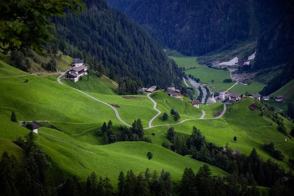 Typische Landschaft in den österreichischen Alpen — Stockfoto