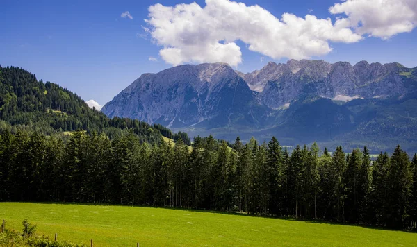 Increíbles paisajes y paisajes típicos de Austria - Tauplitz — Foto de Stock