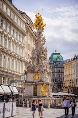 Viyana 'daki Üçlemeci Sütunu aynı zamanda şehir merkezindeki Plaque sütununa - VIENNA, AUSTRIA, EUROPE - 1 AĞUSTOS, 2021