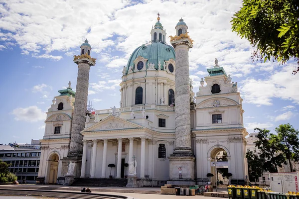 Famosas Karls Chruch en Viena por la noche - VIENA, AUSTRIA, EUROPA - 1 de AGOSTO de 2021 — Foto de Stock