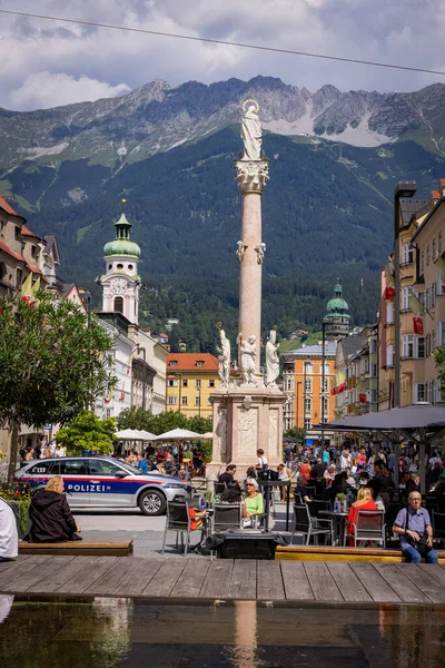 Die Altstadt von Innsbruck mit schöner Fußgängerzone und Marktplatz - INNSBRUCK, ÖSTERREICH, EUROPA - 29. JULI 2021 — Stockfoto