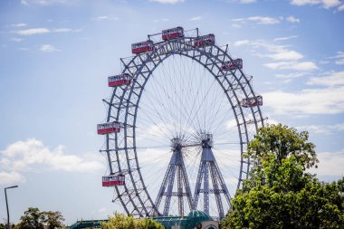 Viyana 'nın Viyana' nın tarihi Çarkıfeleği Prater Eğlence Parkı - Vienna, AUSTRIA, EUROPE - 1 Ağustos 2021