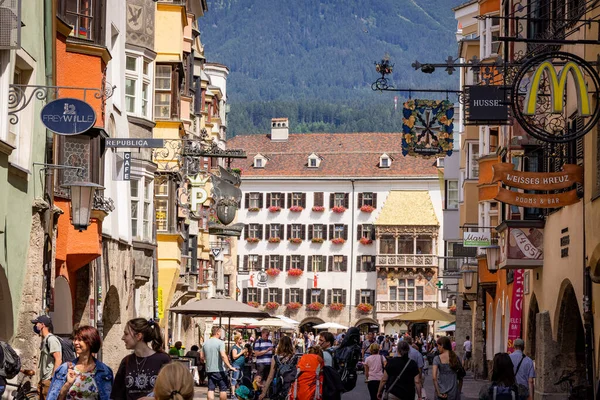 Überfüllte Altstadt in der Stadt Innsbruck - INNSBRUCK, ÖSTERREICH, EUROPA - 29. JULI 2021 — Stockfoto