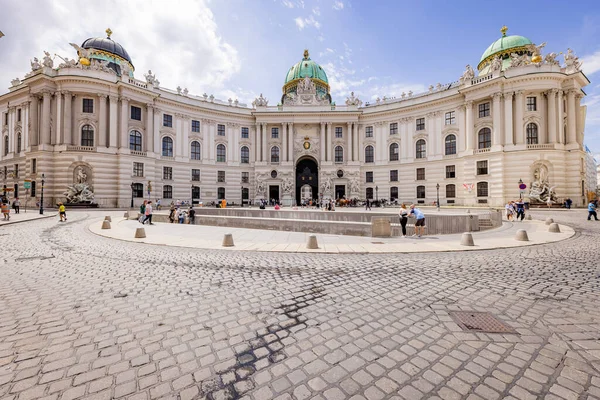 Wiener Hofburg - berühmtestes Wahrzeichen der Stadt - WIEN, ÖSTERREICH, EUROPA - 1. AUGUST 2021 — Stockfoto
