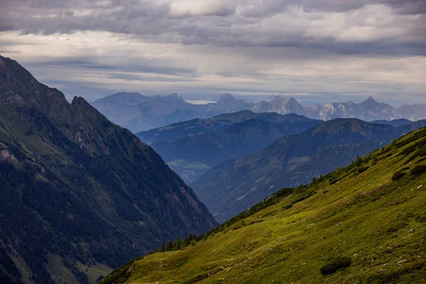 Maravillosa vista panorámica de las montañas de los Alpes austríacos — Foto de Stock