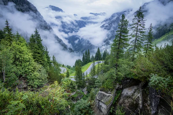 Dimma i de österrikiska alperna en dimmig dag — Stockfoto