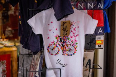 Viyana 'daki hediyelik eşya dükkanı - Viyana, AVUSTRIA, Avrupa - 1 Ağustos 2021