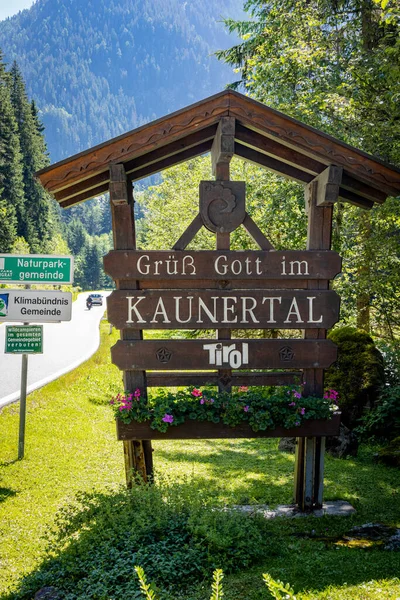 Witamy w słynnej Dolinie Kaunertal w Austrii - KAUNERTAL, AUSTRIA, EUROPA - LIPIEC 28, 2021 — Zdjęcie stockowe
