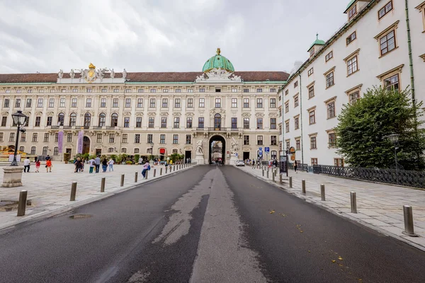 Alter Schloßhof der Wiener Hofburg - berühmtestes Wahrzeichen der Stadt - WIEN, ÖSTERREICH, EUROPA - 1. AUGUST 2021 — Stockfoto