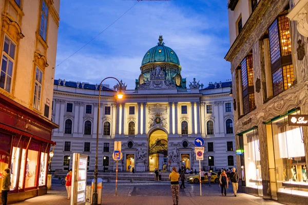 Fußgängerzone in Wien mit Blick auf die Hofburg - WIEN, ÖSTERREICH, EUROPA - 1. AUGUST 2021 — Stockfoto