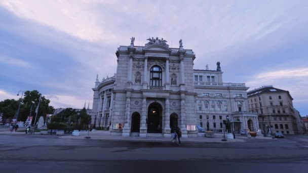 Известный Бургтеатр Вены - Национальный театр в городе - Вена, Австрия, Европа - 1 августа 2021 года — стоковое видео